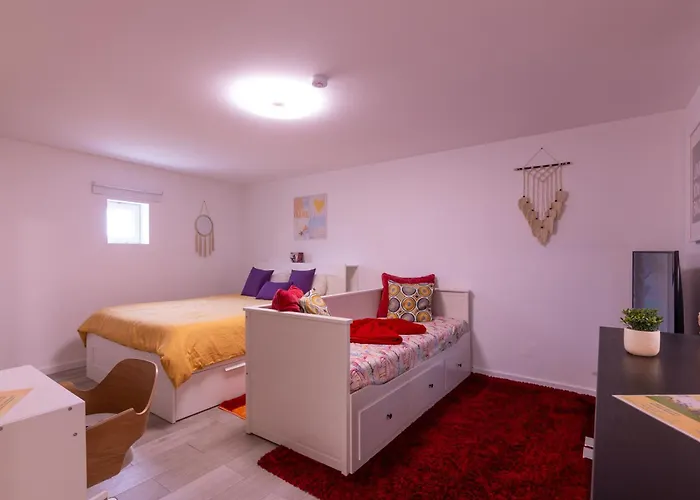 Yellow House - Ecohost 4* Perafita