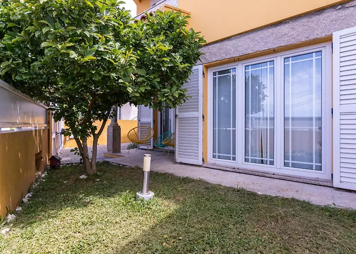 Yellow House - Ecohost