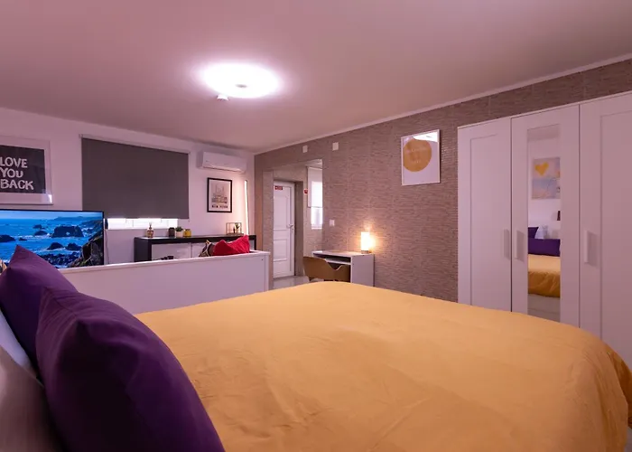 Yellow House - Ecohost 4* Perafita