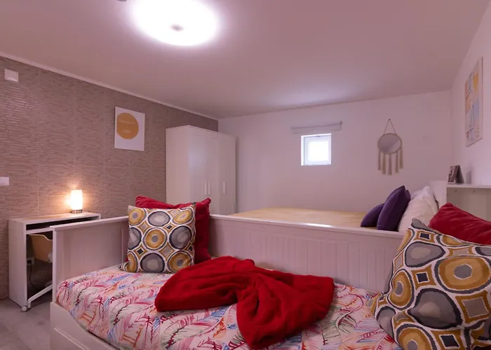 Yellow House - Ecohost Perafita